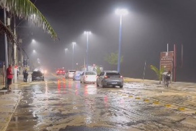 Vídeo: mar invade ruas de Itaipuaçu, em Maricá