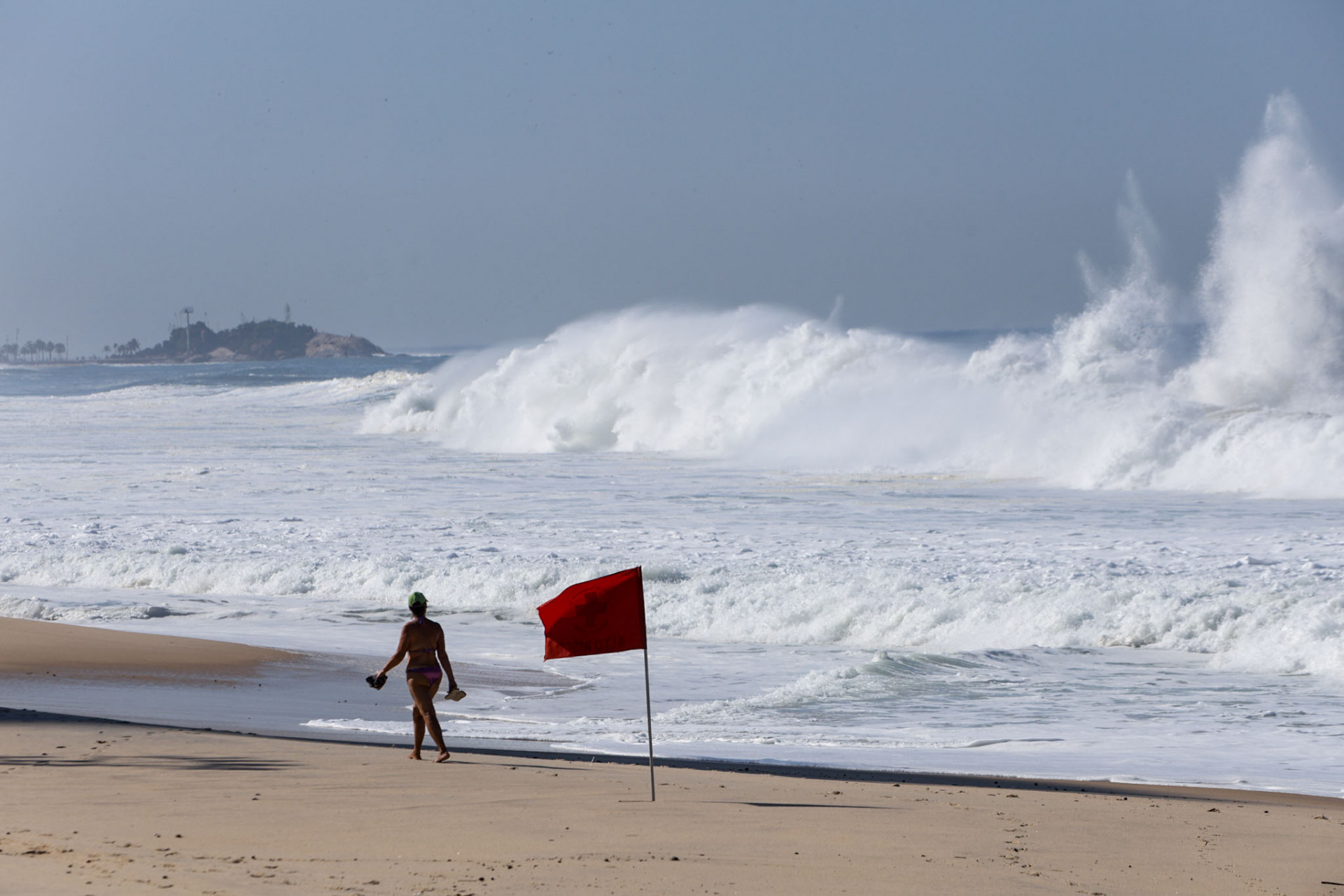 Mar do Leblon, na Zona Sul, est&aacute; de ressaca e a previs&atilde;o indica ondas grandes at&eacute; domingo (19) - Renan Areias/Ag&ecirc;ncia O Dia
