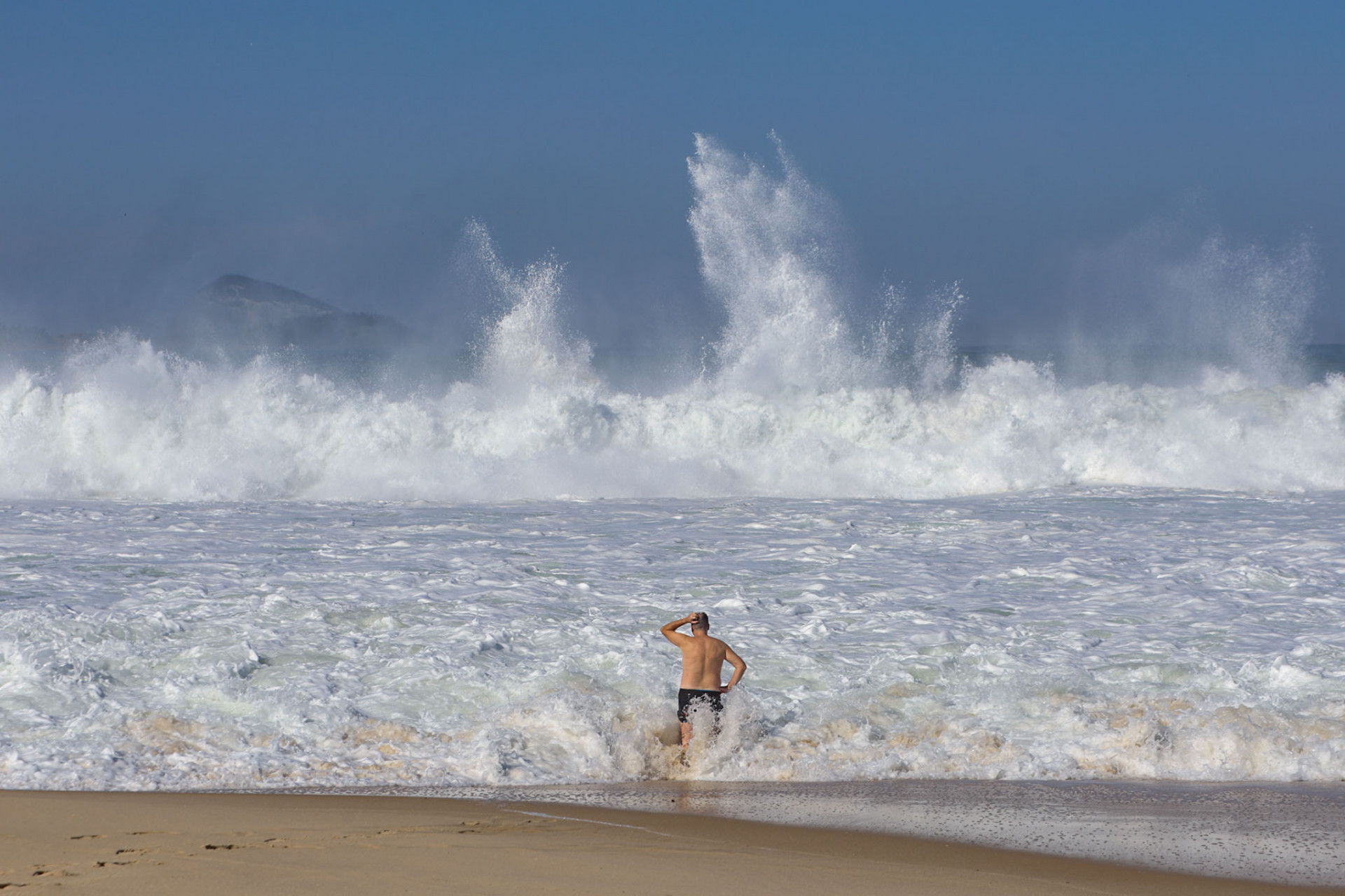 Mar do Leblon, na Zona Sul, est&aacute; de ressaca e a previs&atilde;o indica ondas grandes at&eacute; domingo (19) - Renan Areias/Ag&ecirc;ncia O Dia