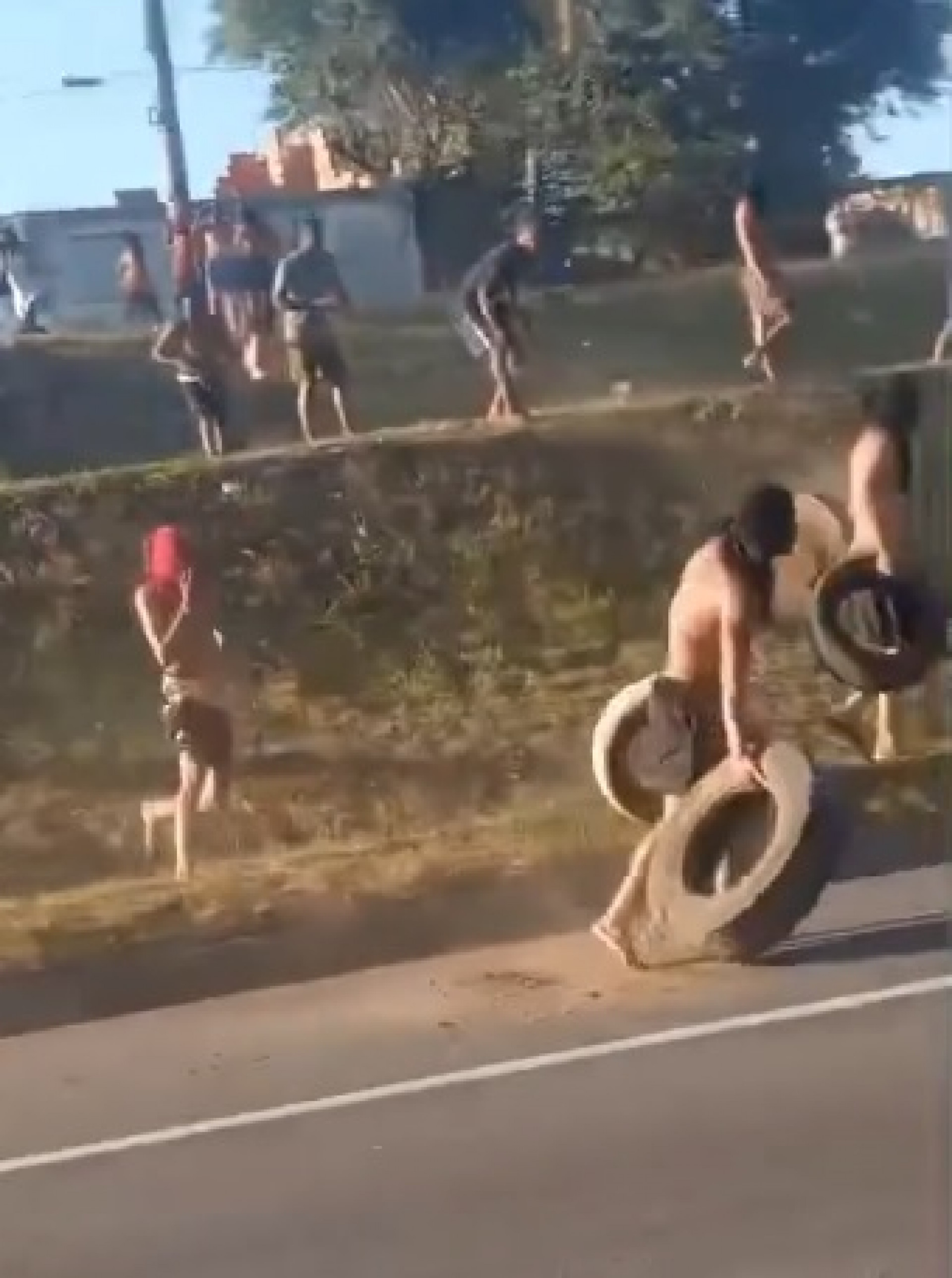 Criminosos sequestram ônibus e interditam a pista lateral da Avenida Brasil, na altura de Realengo