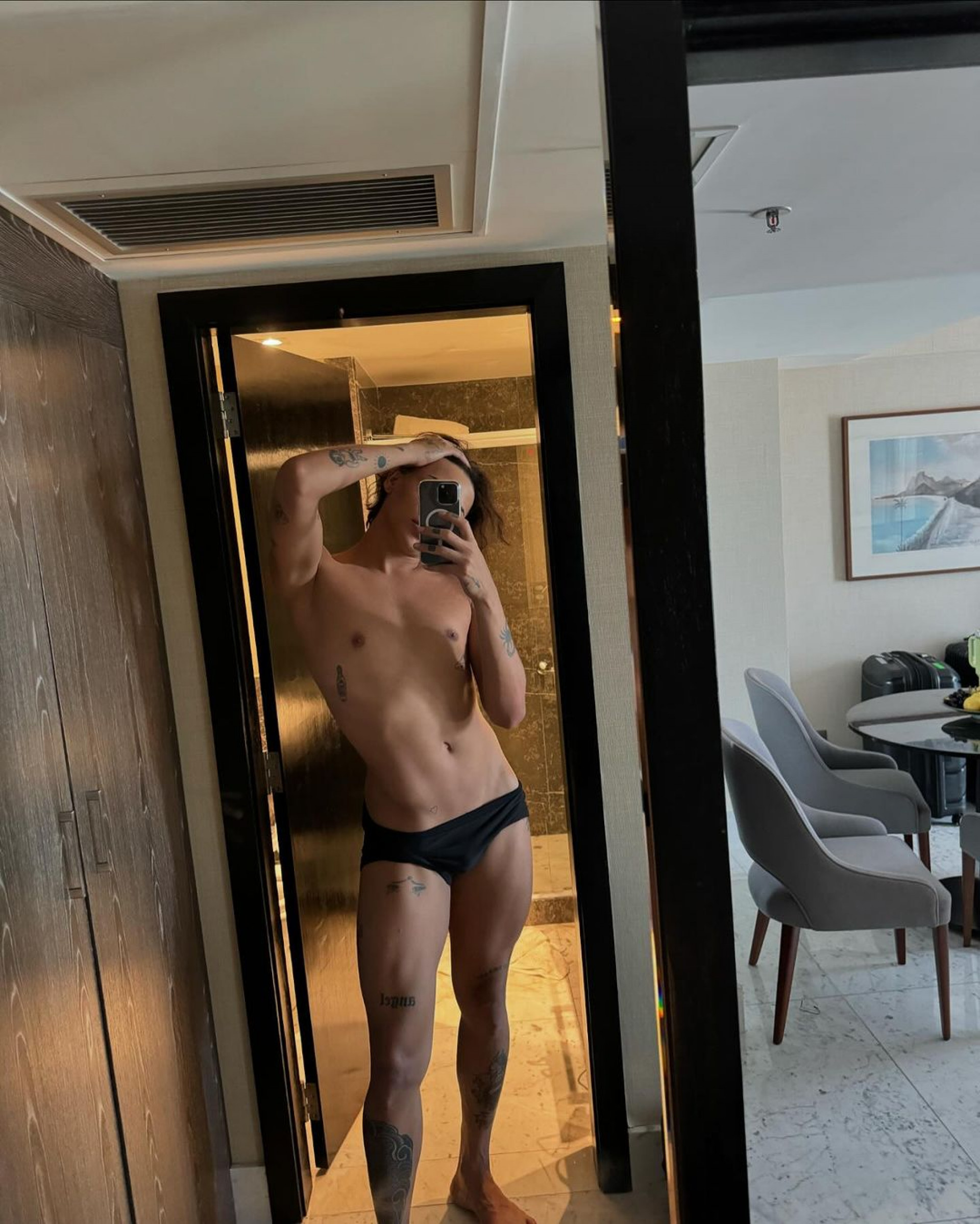 Pablo Vittar tira selfie em frente ao espelho