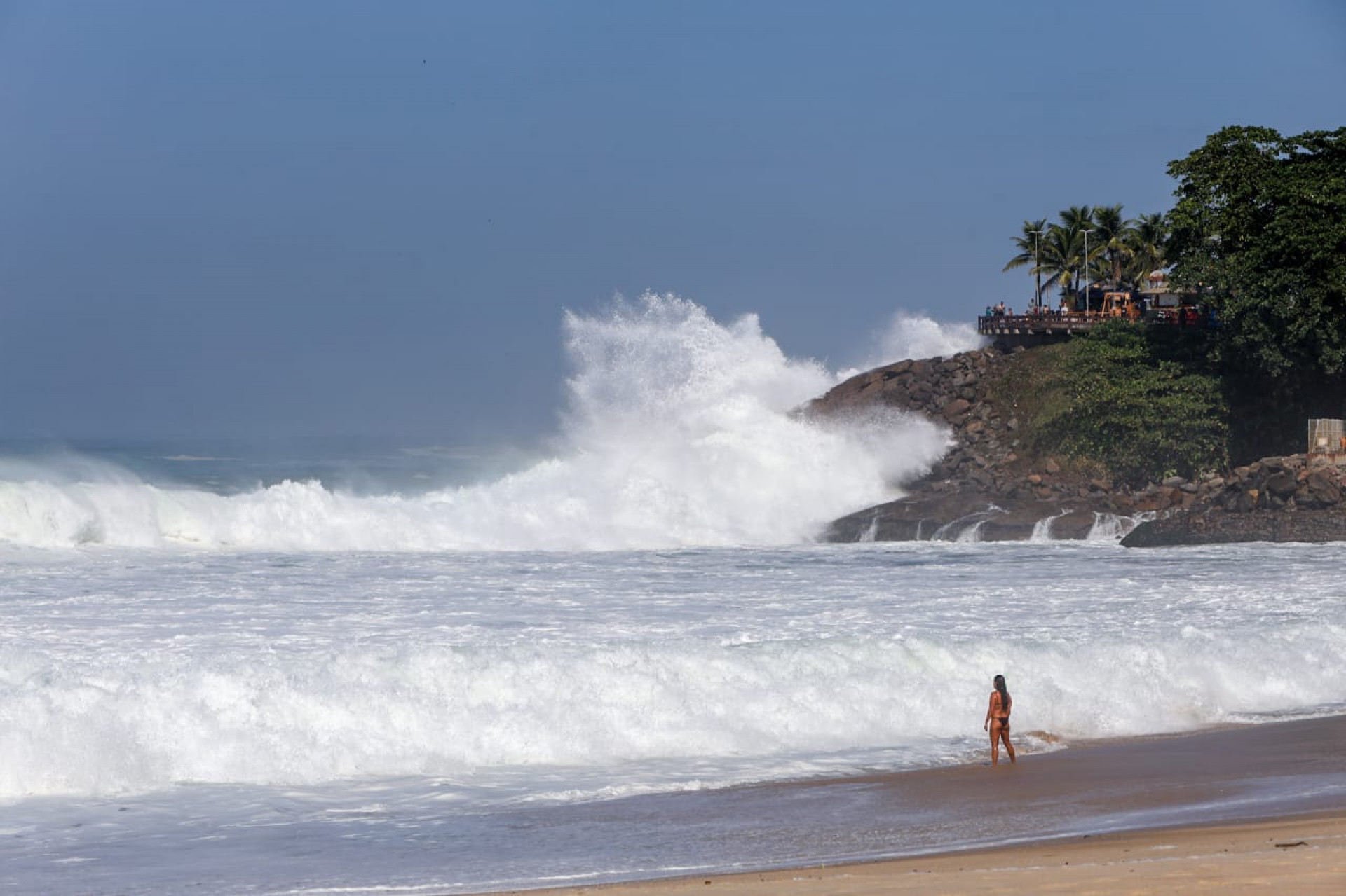 Ressaca na Praia do Leblon na manhã desta sexta-feira (17) - Renan Areias/ Agência O Dia