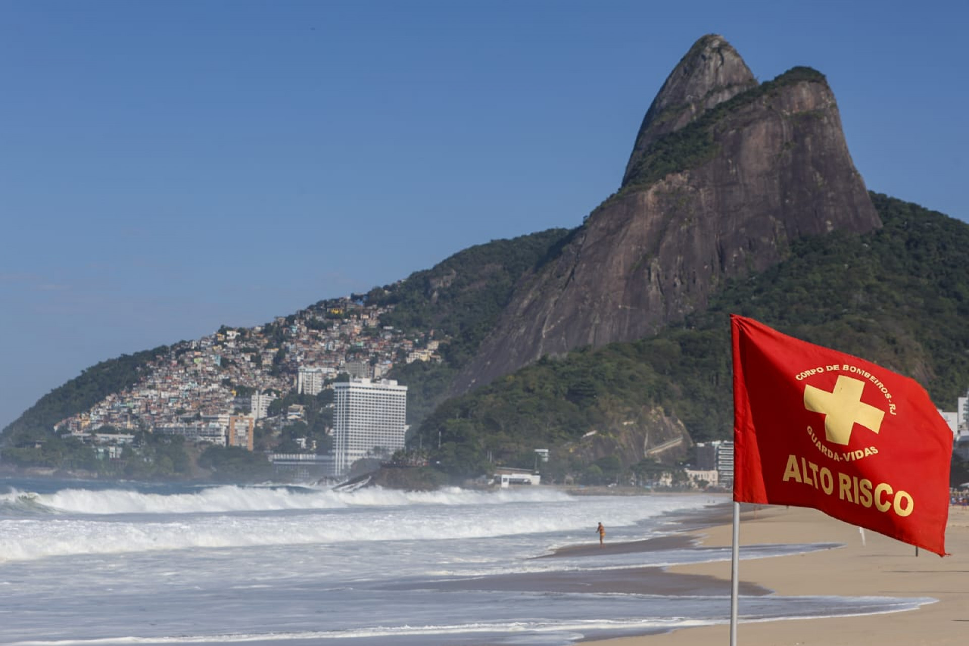 Ressaca na Praia do Leblon na manhã desta sexta-feira (17) - Renan Areias/ Agência O Dia