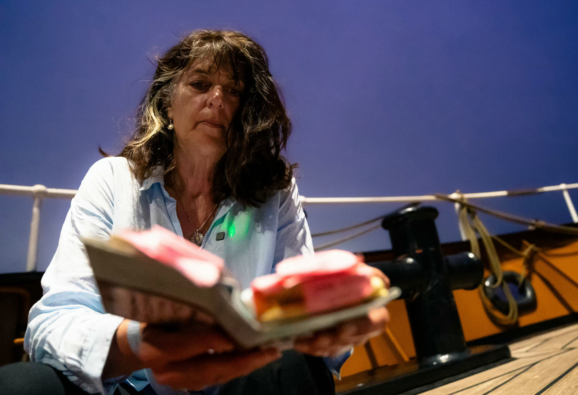 Sarah Darwin com um dos manuscristos de Charles Darwin - Carlos Espinosa / AFP