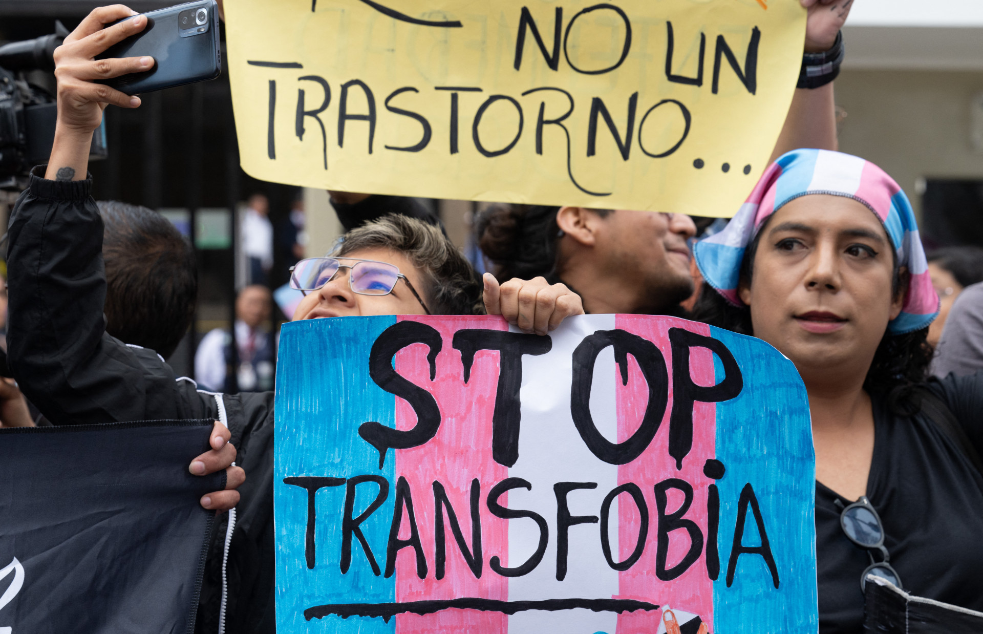 Cartazes com 'pare a transfobia' tomaram conta do protesto em frente ao Ministério da Saúde peruano - Cris Bouroncle / AFP