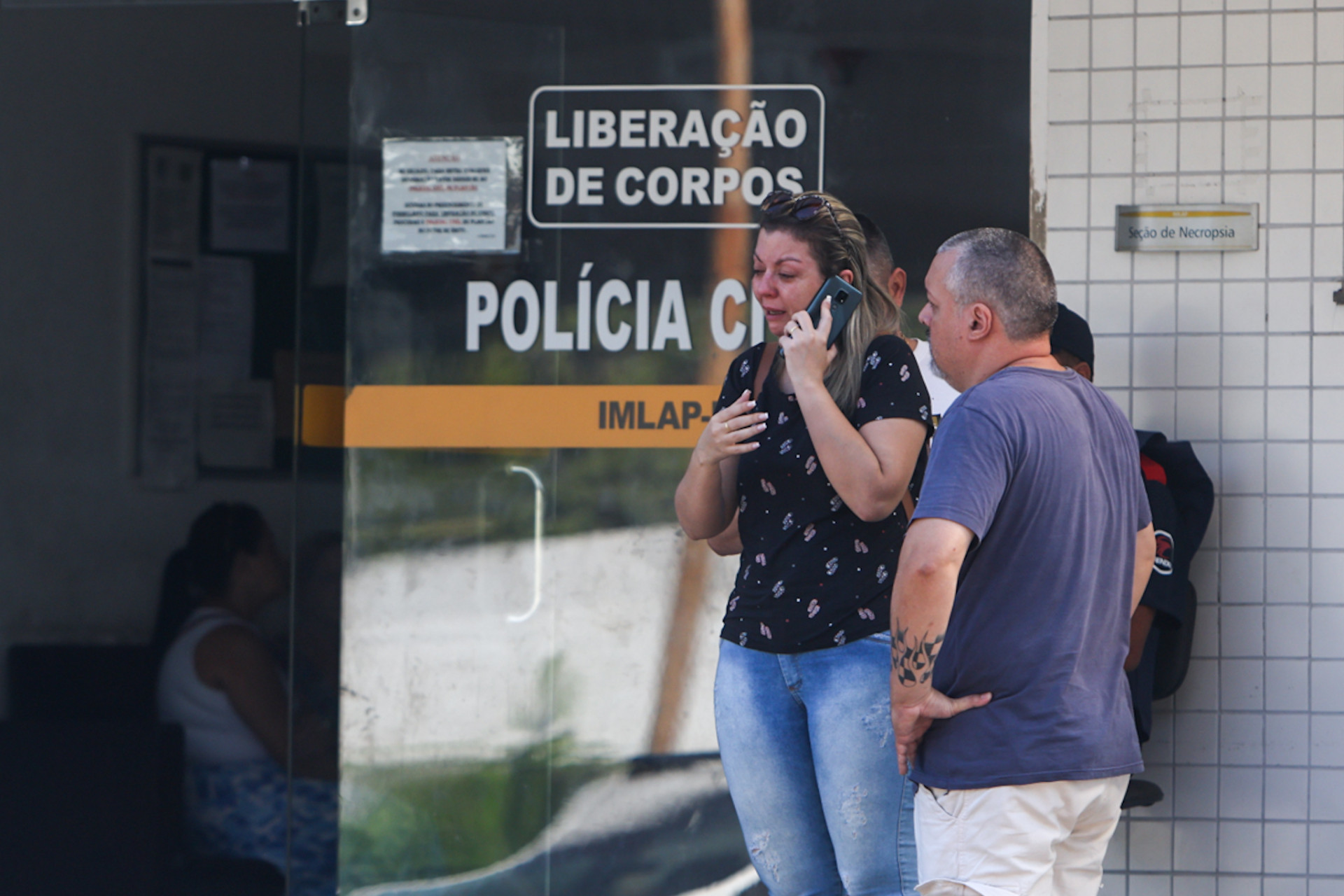 Familiares do policial militar Lucas Rocha de Brito no IML, na manh&atilde; deste s&aacute;bado (18) - Renan Areias/Ag&ecirc;ncia O Dia