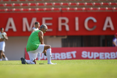 Romário só fica no banco de novo e vê America perder para o Araruama