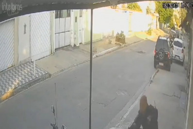 Vídeo! Moradoras se jogam no chão durante tiroteio em Magalhães Bastos