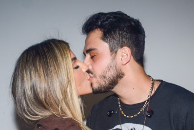 Hariany Almeida e Matheus Vargas, filho de Leonardo, trocam beijo antes de show