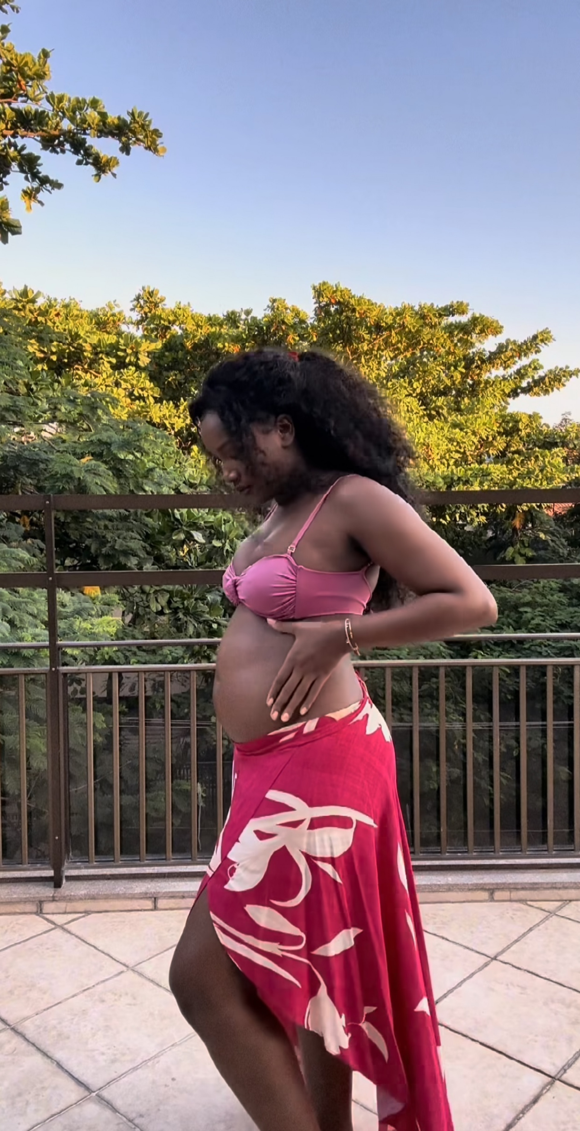 Iza encanta ao mostrar barriguinha de grávida - Reprodução