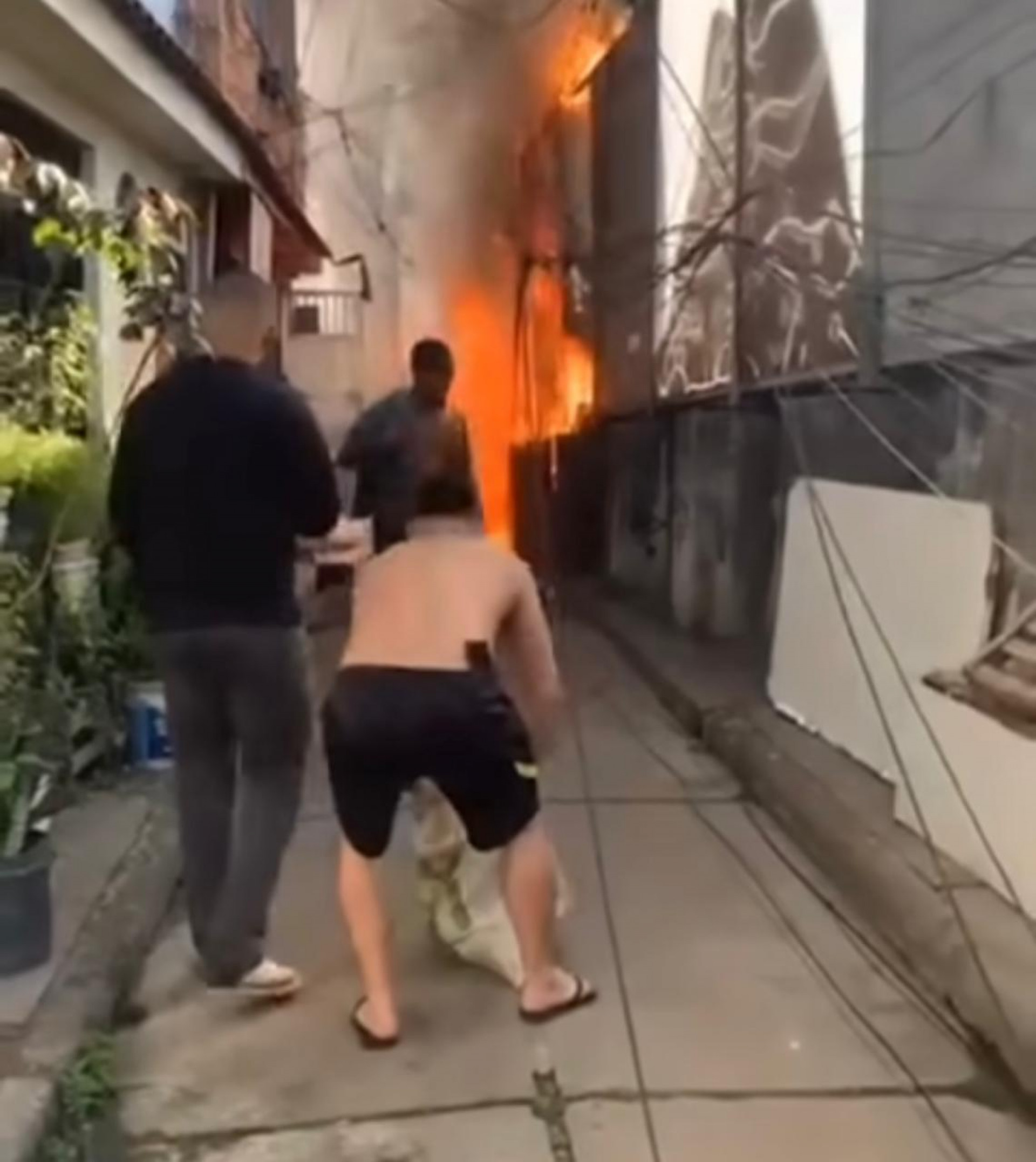 Moradores tentaram apagar o fogo, que chegou muito perto da creche - Reprodução / Redes sociais