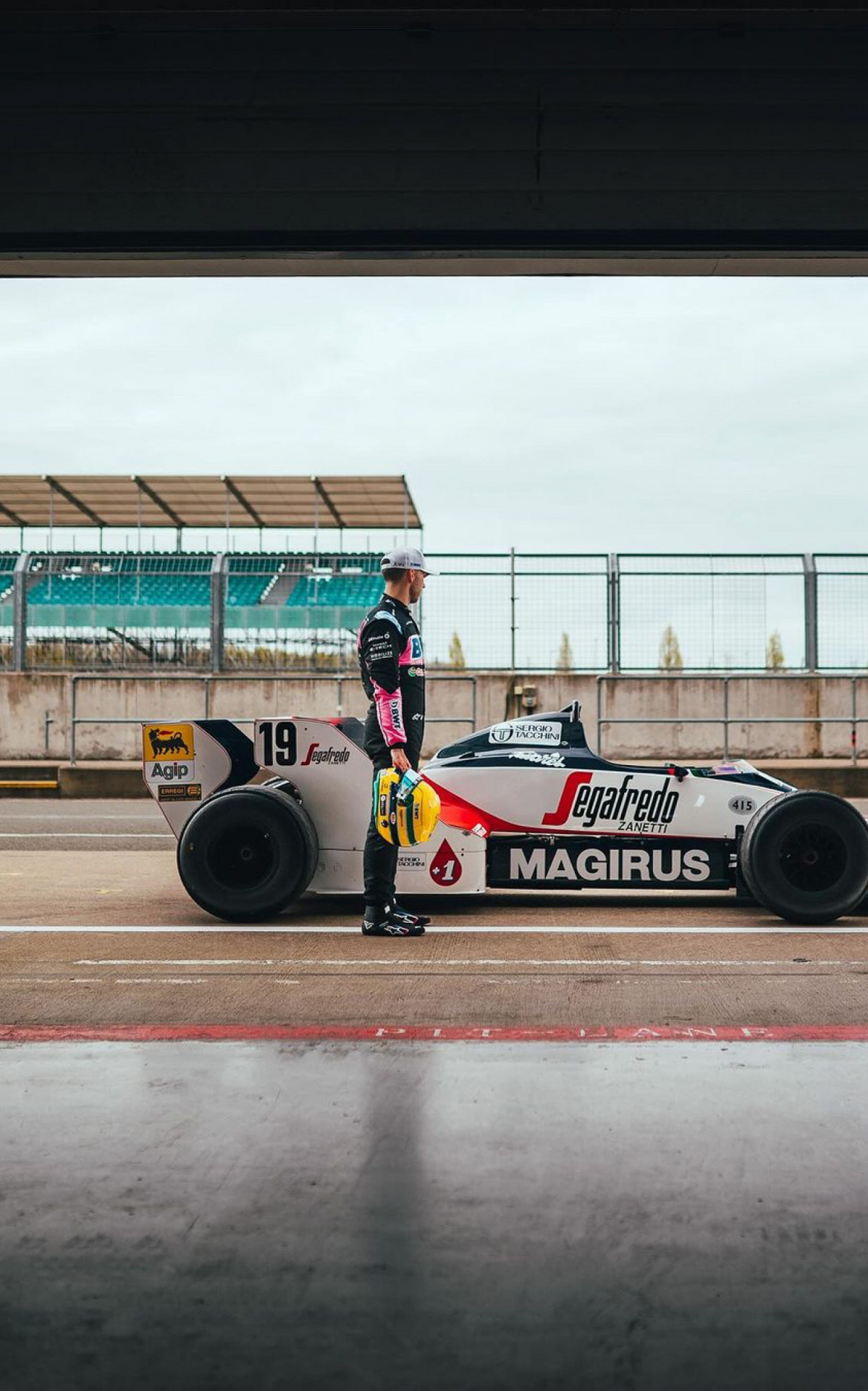 Pierre Galsly, com pintura do capacete igual ao de Ayrton Senna, pilotou a Toleman utilizada pelo brasileiro, em 1984