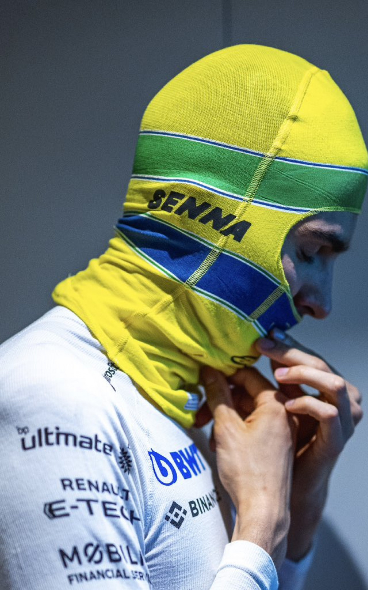 Esteban Ocon utilizou balaclava com pintura igual ao capacete de Senna
