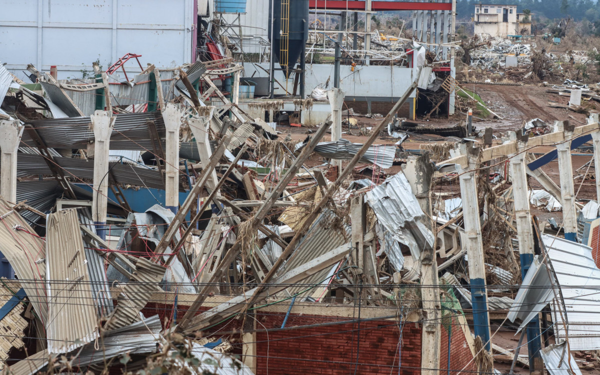 O rio Taquari subiu 24 metros nos últimos dias causando destruição na Cidade de Lajeado - Agência Brasil