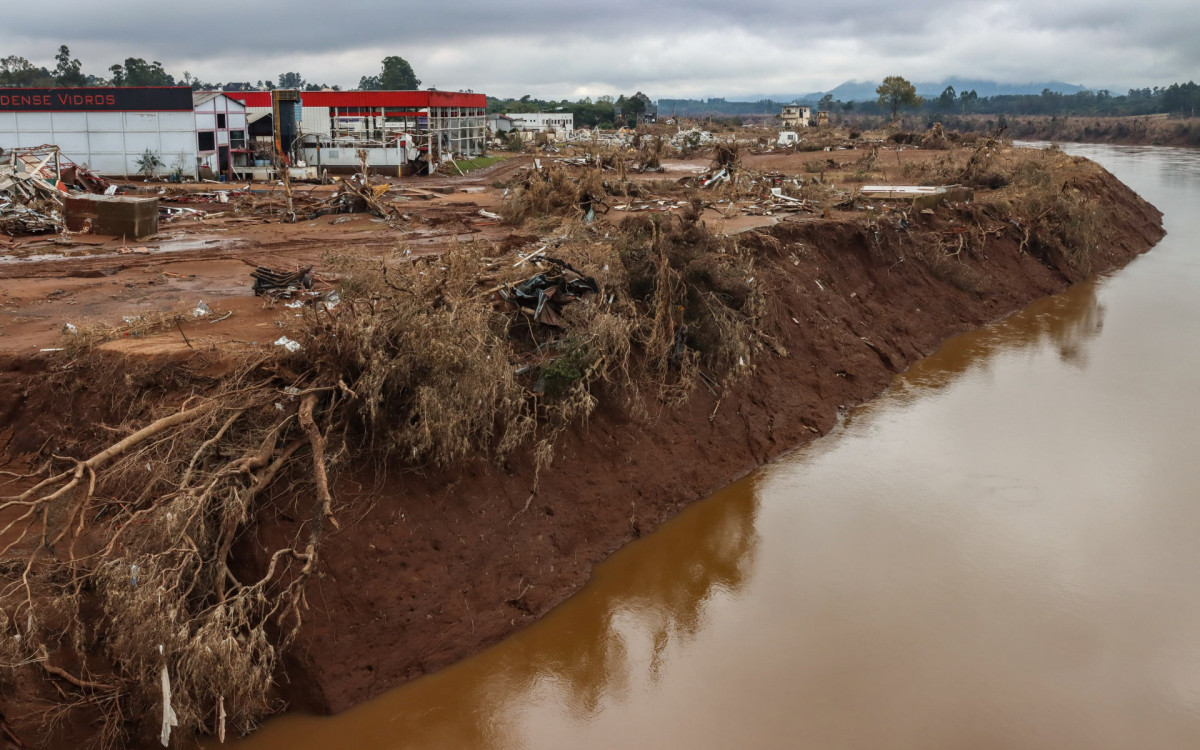 O rio Taquari subiu 24 metros nos últimos dias causando destruição na Cidades de Lajeado - Agência Brasil