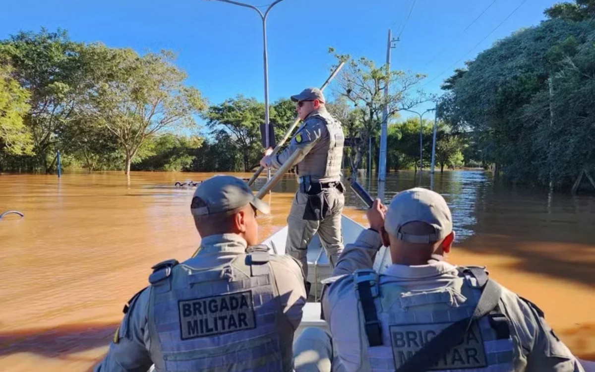 Brigada Militar tem feito patrulhas a barco para evitar furtos e roubos nas regiões alagadas do RS - Divulgação / Brigada Militar