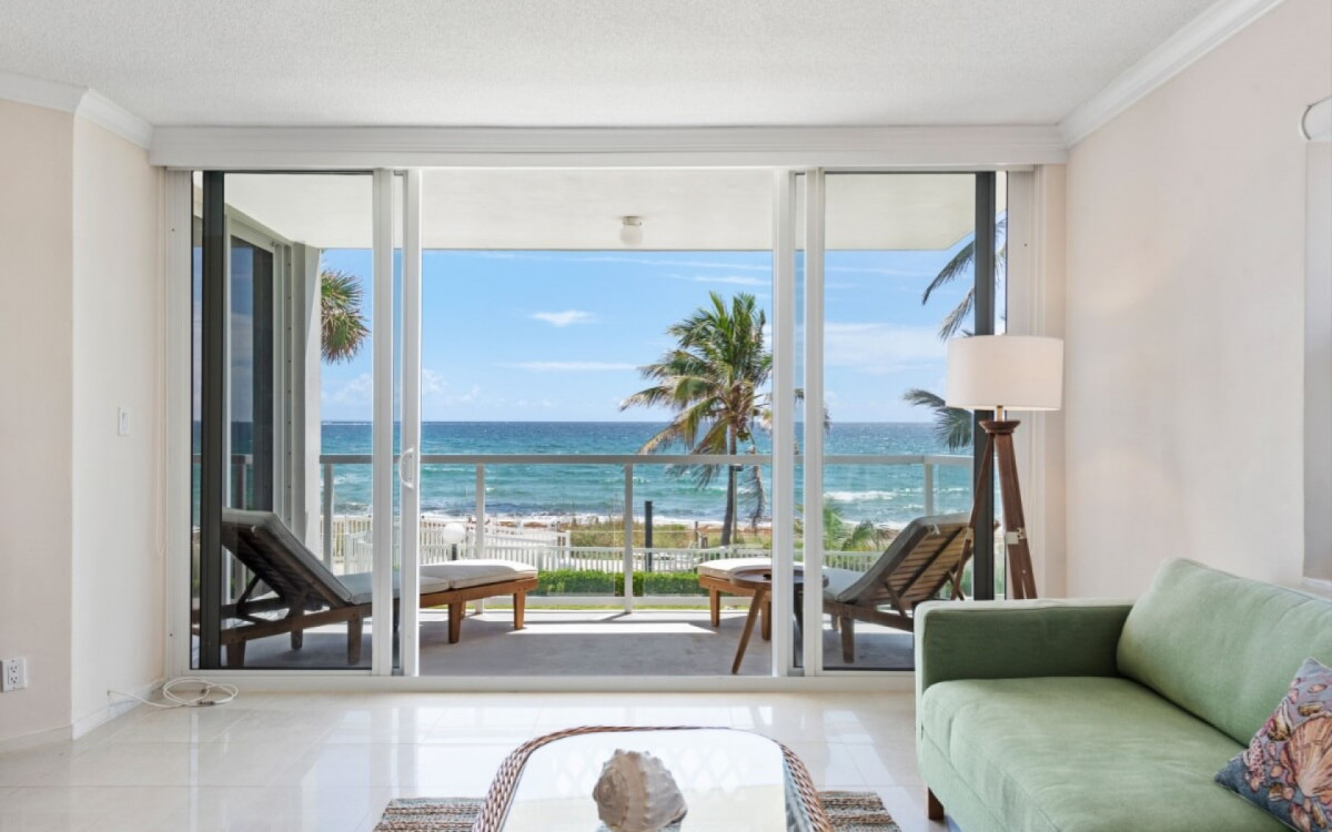 A exposi&ccedil;&atilde;o prolongada ao sol, &agrave; maresia e ao vento pode causar danos significativos aos elementos da casa (Imagem: Anthony Giarrusso | Shutterstock)