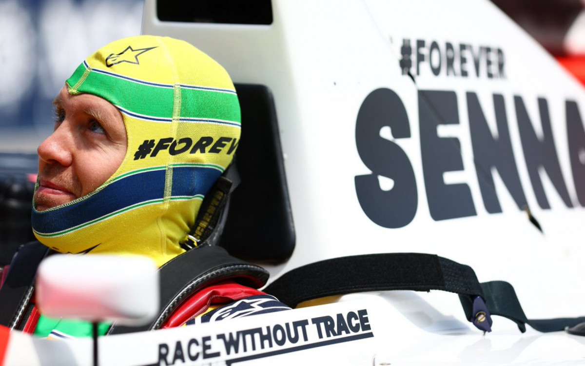 Vettel dentro do carro com homenagens à Ayrton Senna