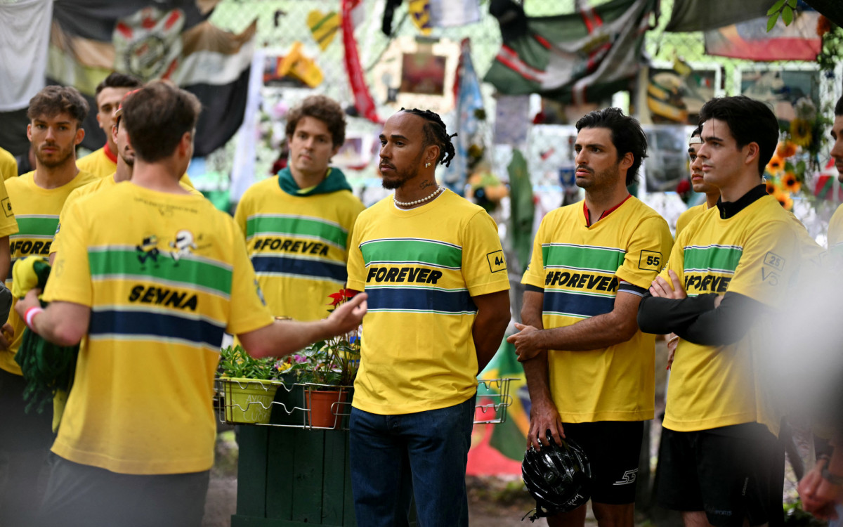 Pilotos de Fórmula 1 prestaram tributo a Ayrton Senna em Ímola, próximo ao busto do tricampeão