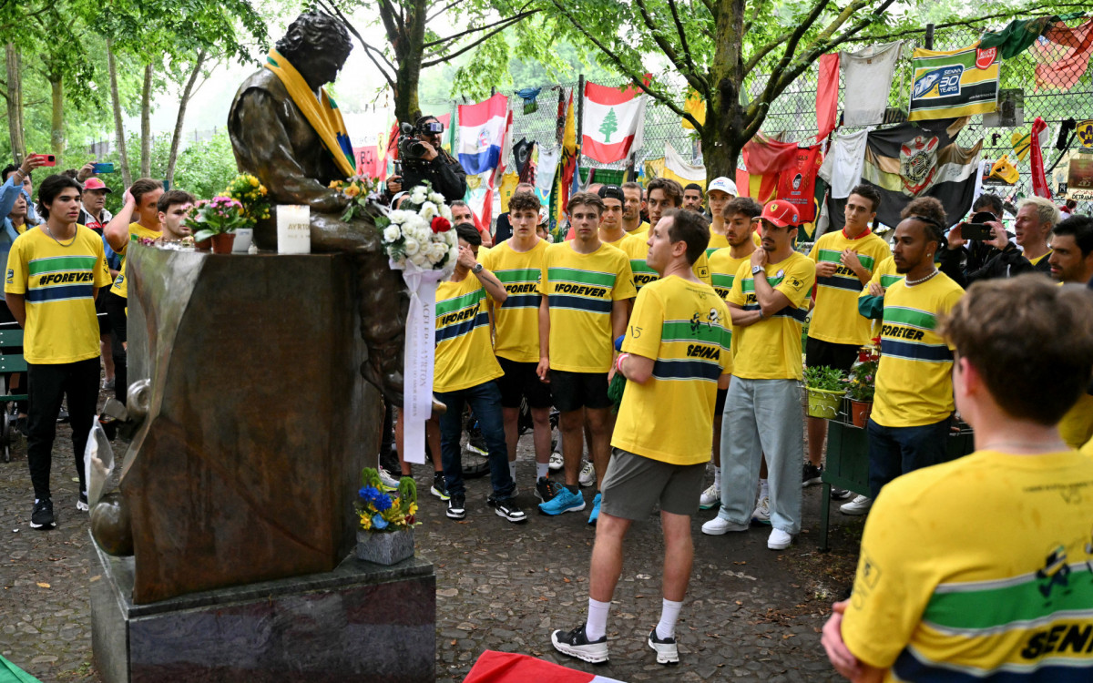 Pilotos de Fórmula 1 prestaram tributo a Ayrton Senna em Ímola, próximo ao busto do tricampeão - AFP