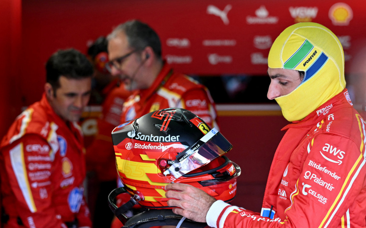 Piloto da Ferrari, Carlos Sainz utilizou balaclava com desenho igual ao capacete de Senna