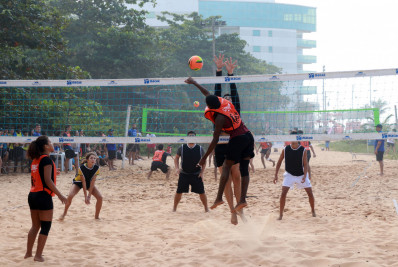 Torneio de voleibol reúne jovens atletas na Praia dos Cavaleiros