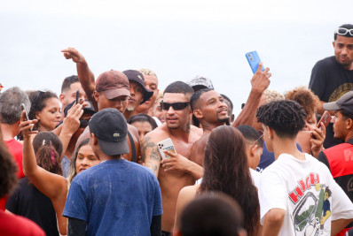 Filipe Ret é cercado por fãs e causa tumulto em praia do Rio