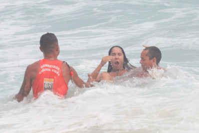 Mulher Melão se afoga na praia da Barra e é resgatada por salva-vidas