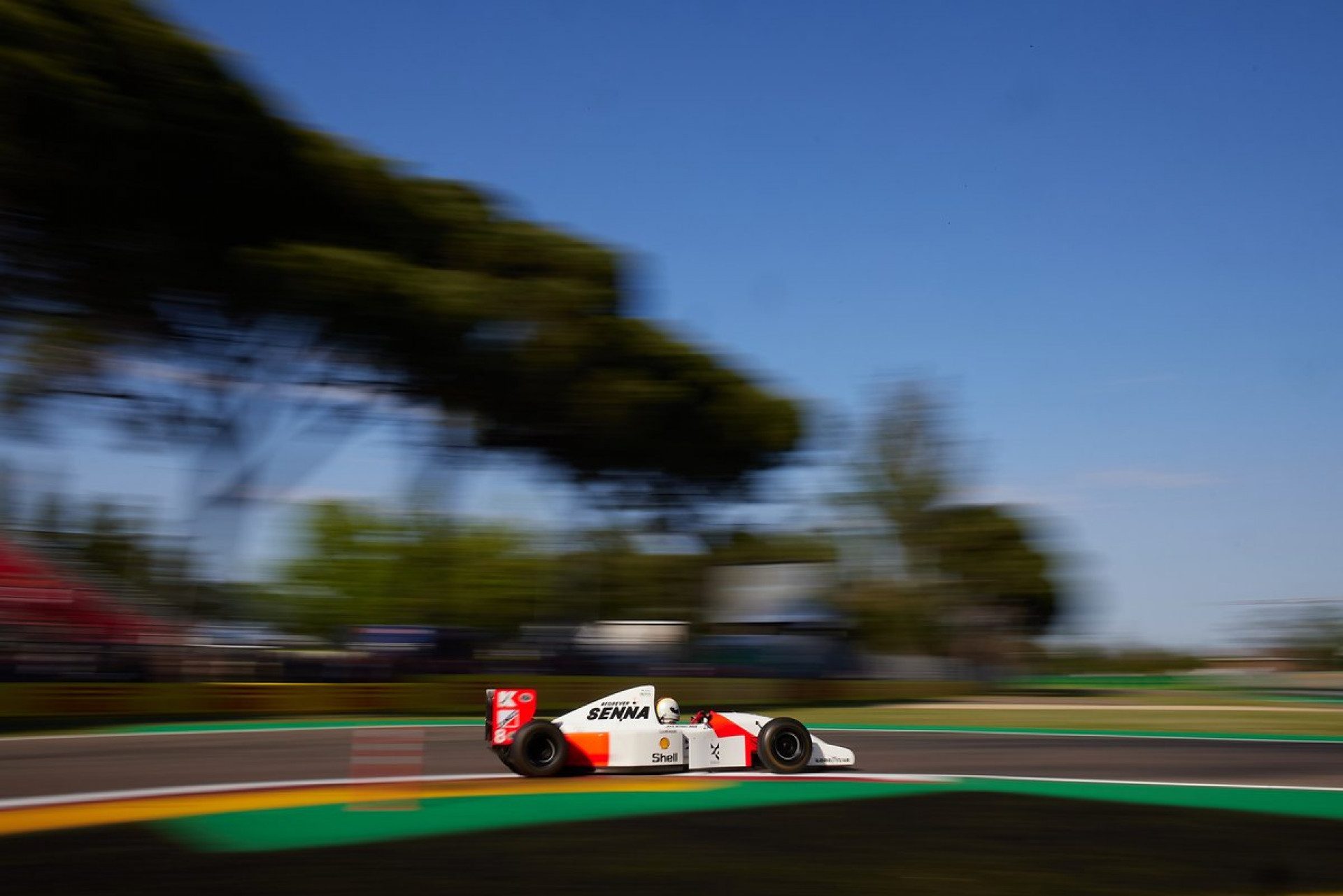 Vettel pilotando McLaren MP4/8 de Ayrton Senna no circuito de Imola - Reprodução / F1