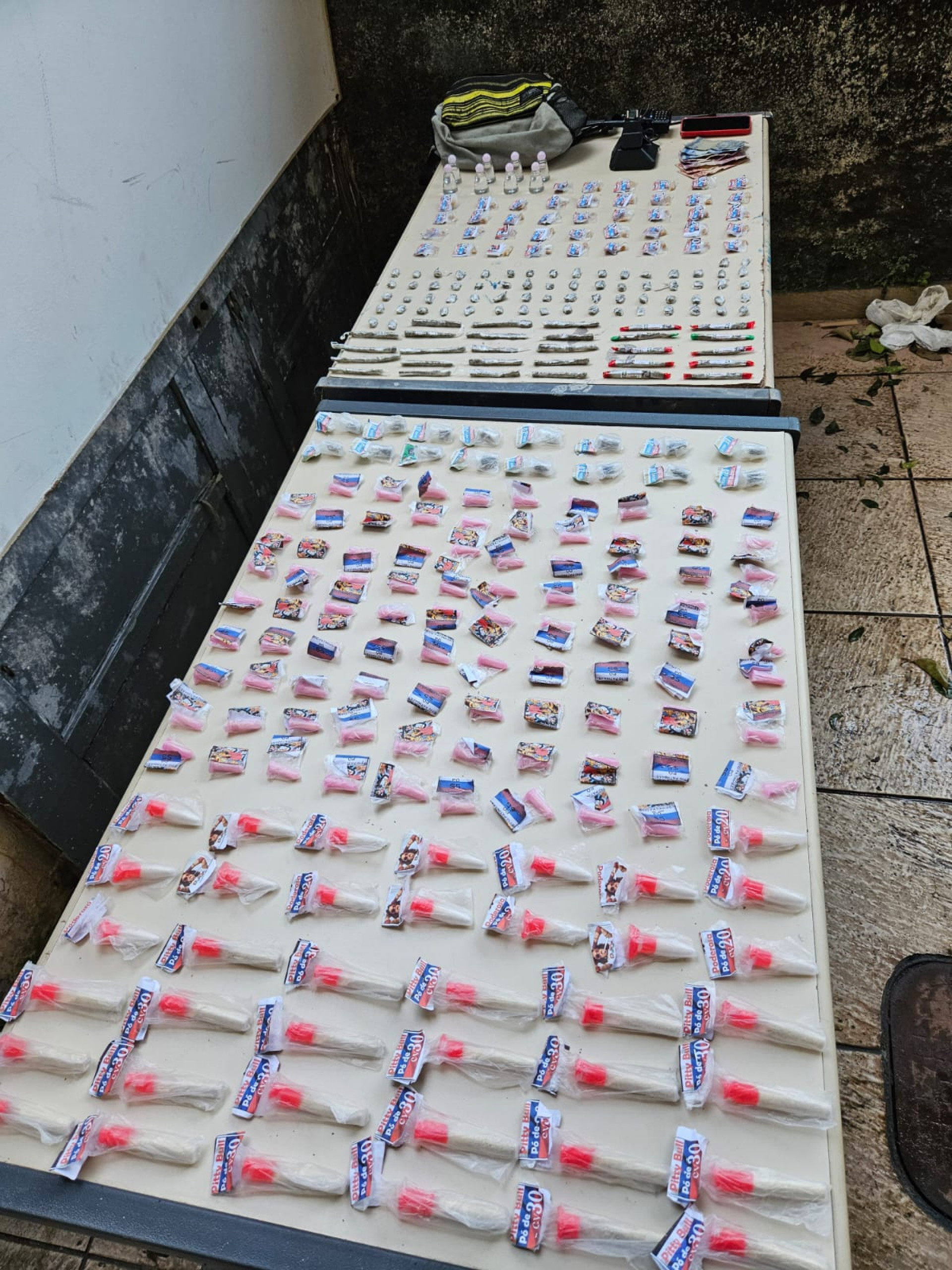 Menor de 16 anos foi apreendido com drogas na Vila Americana; ocorrência foi registrada na 93a DP (Volta Redonda) 