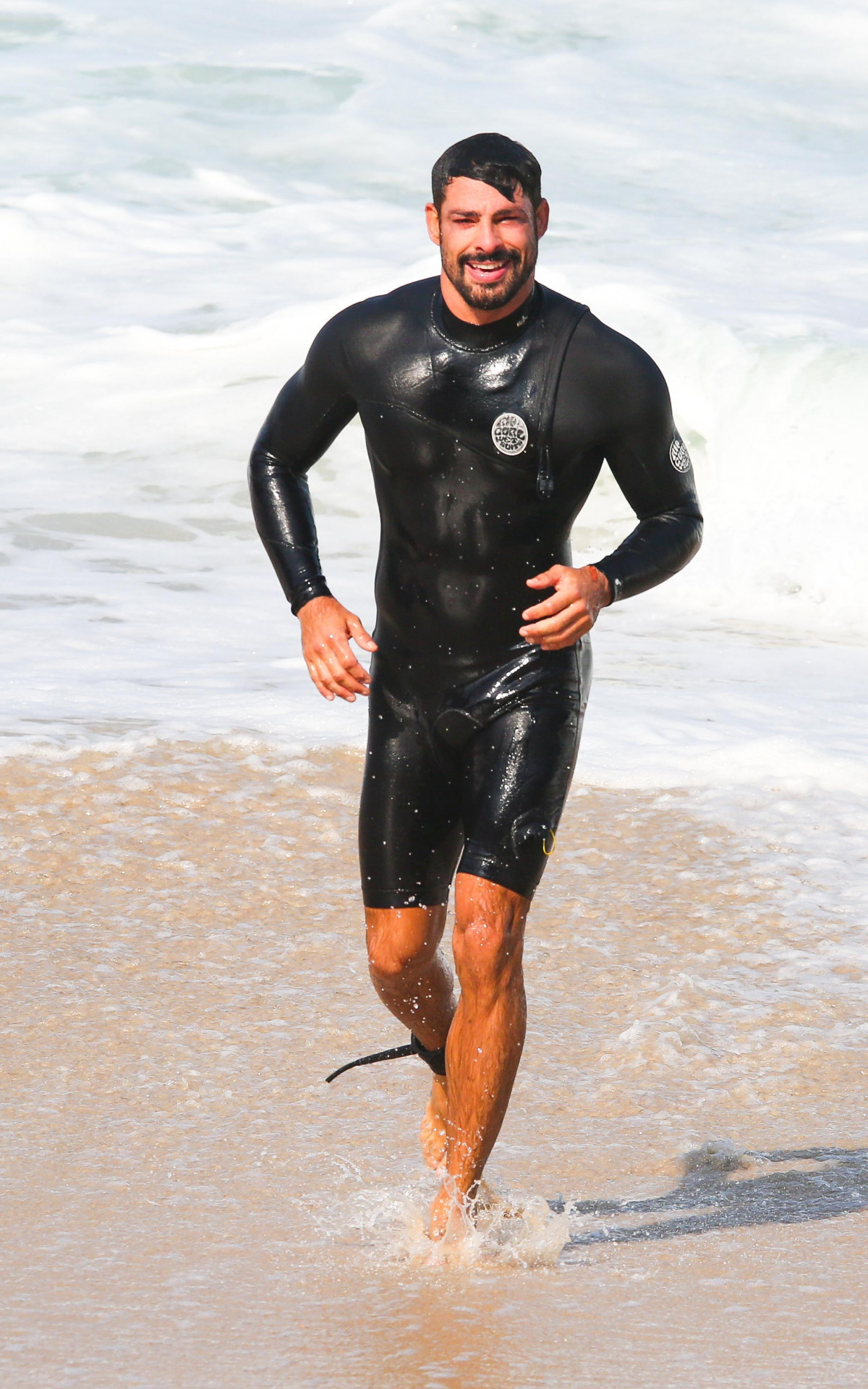 Cauã Reymond celebra aniversário de 44 anos surfando no Rio
