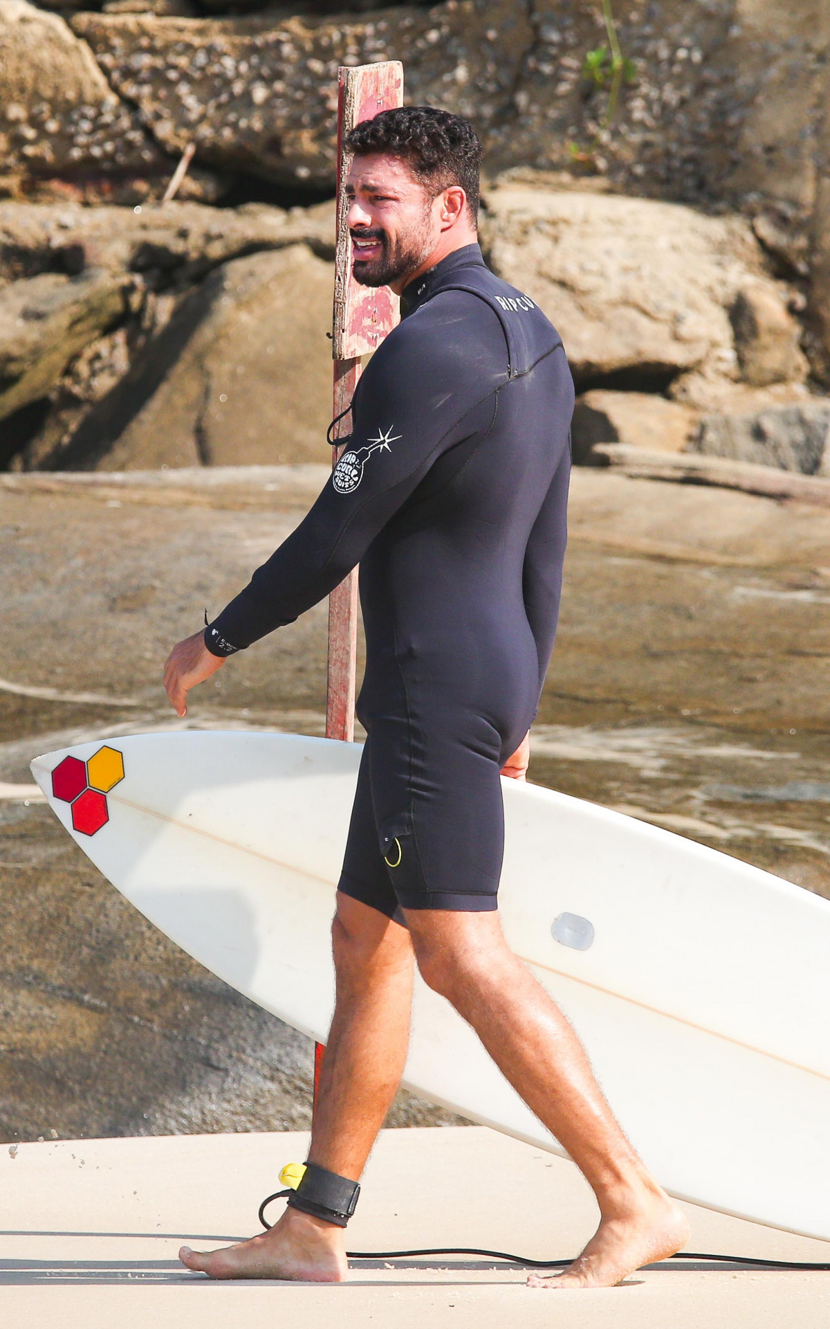 Cauã Reymond celebra aniversário de 44 anos surfando no Rio
