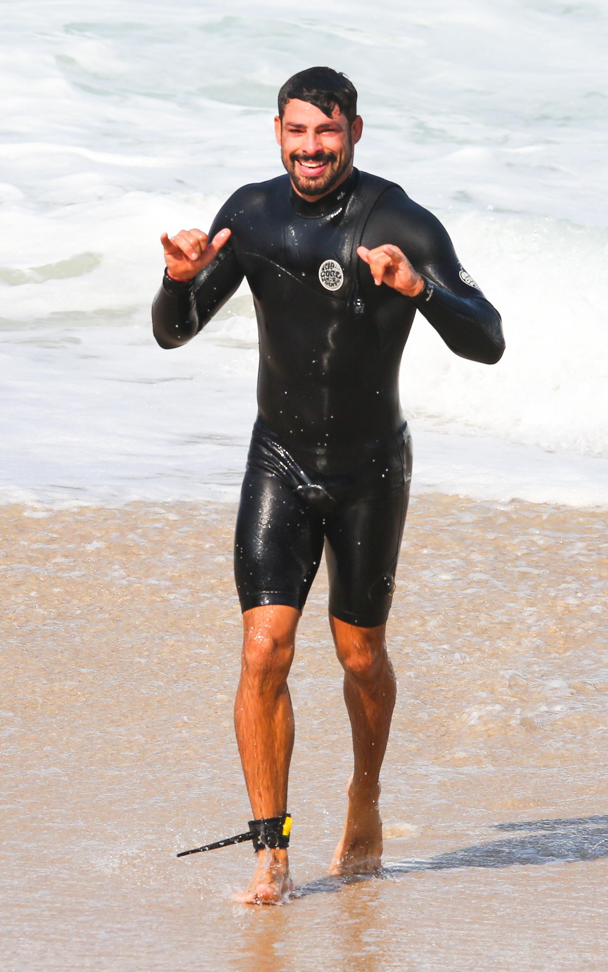 Cauã Reymond celebra aniversário de 44 anos surfando no Rio
