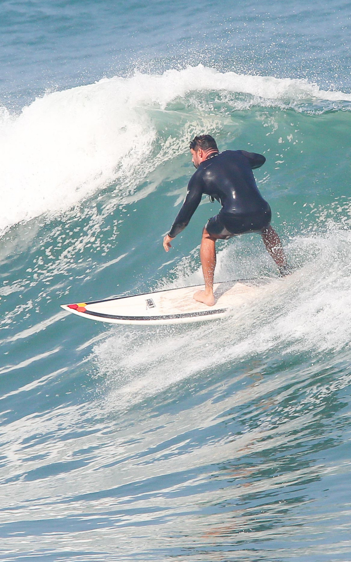 Cauã Reymond celebra aniversário de 44 anos surfando no Rio
