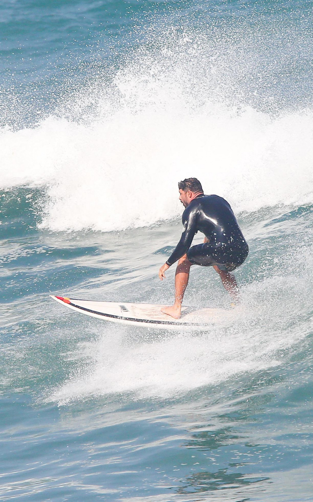 Cauã Reymond celebra aniversário de 44 anos surfando no Rio
