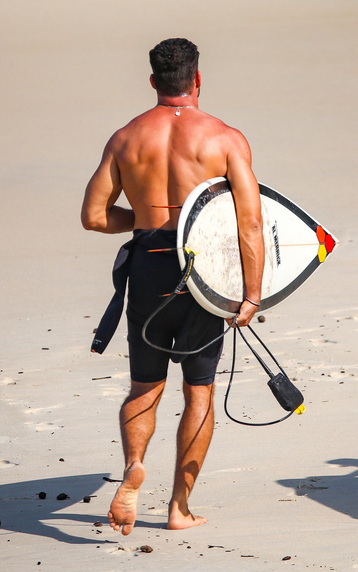 Cauã Reymond celebra aniversário de 44 anos surfando no Rio
