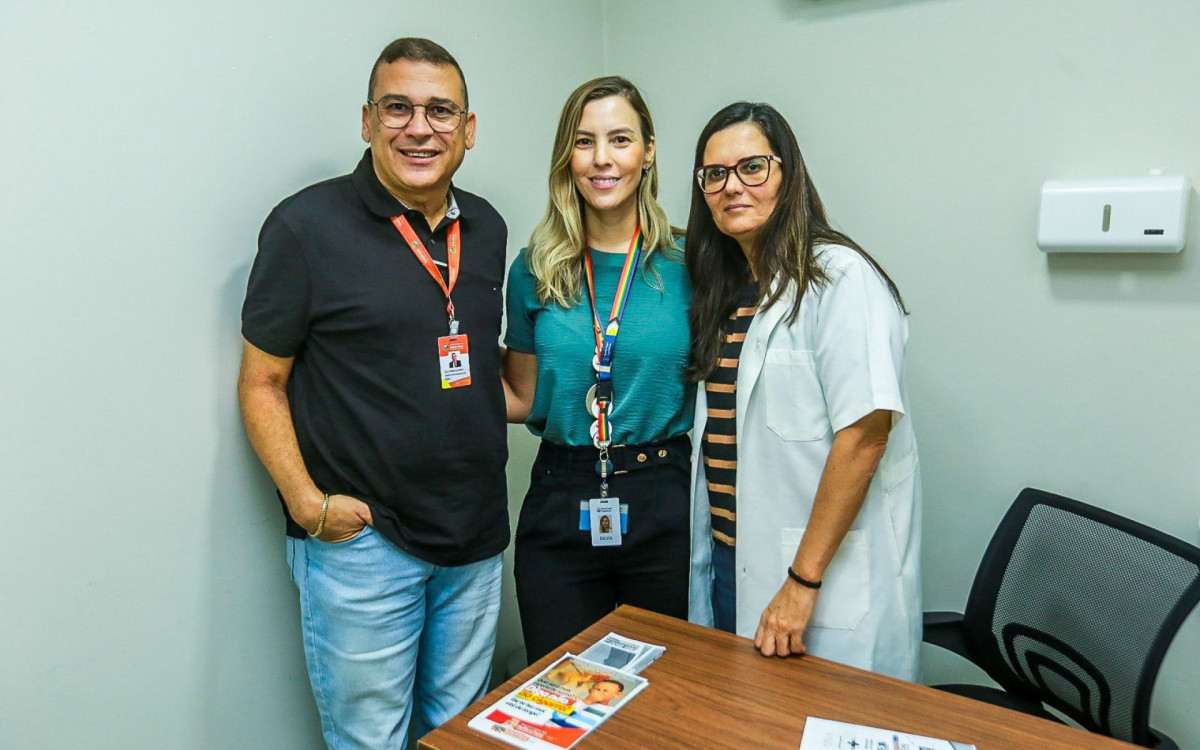 O presidente do Fundo Municipal de Saúde, Paulo Andrade, a representante da empresa Boehringer Ingelheim, Silvia Cunha, e a médica Roberta Gomes