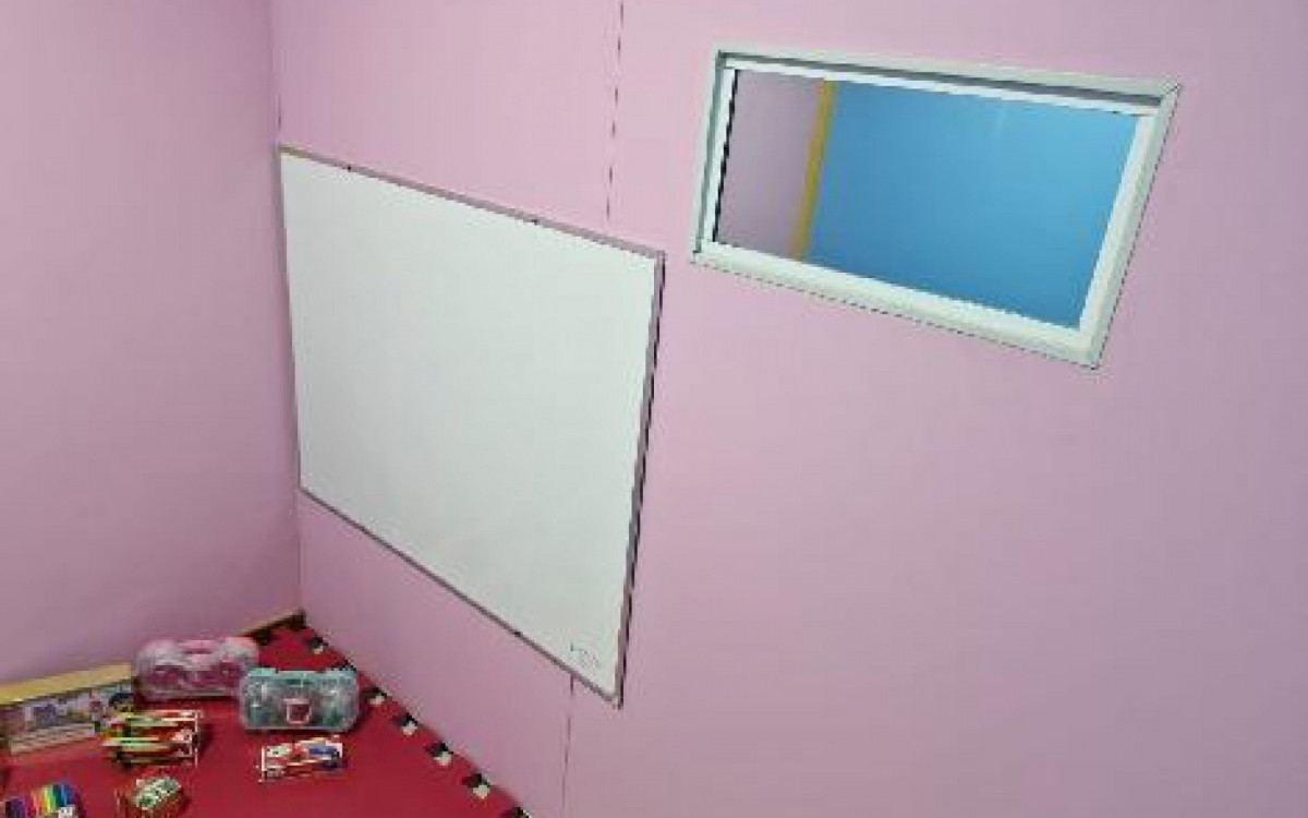 A outra sala servirá para acompanhamento do depoimento da criança pelo representante legal dela, pelo Conselho Tutelar e outras autoridades