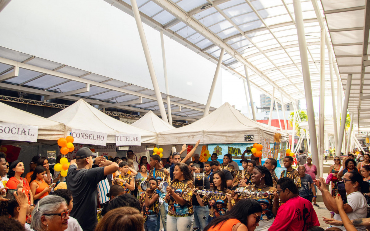 A Ong Raydi, da ex-rainha de bateria da Beija-Flor, Rayssa, participou com sua bateria, formada por crianças e adolescentes que têm aulas de instrumentos musicais gratuitamente. O som empolgou a plateia