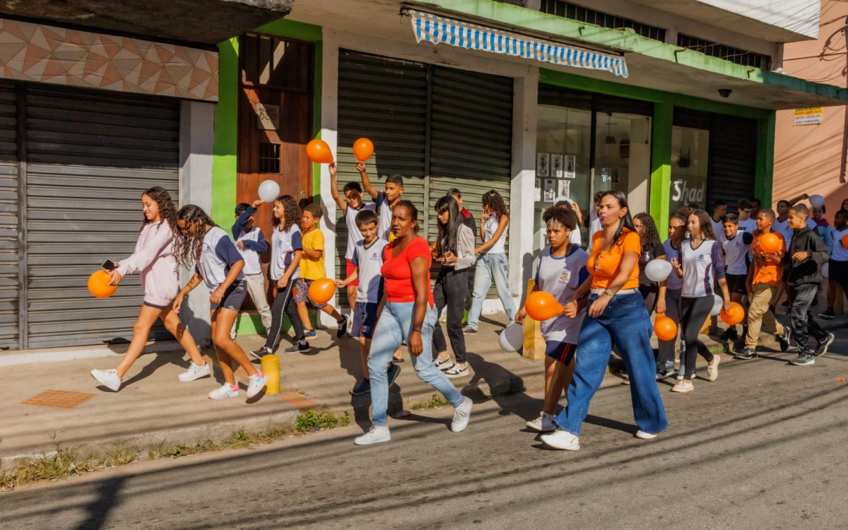 Alunos, professores e equipe da unidade escolar na caminhada em defesa das crianças e adolescentes