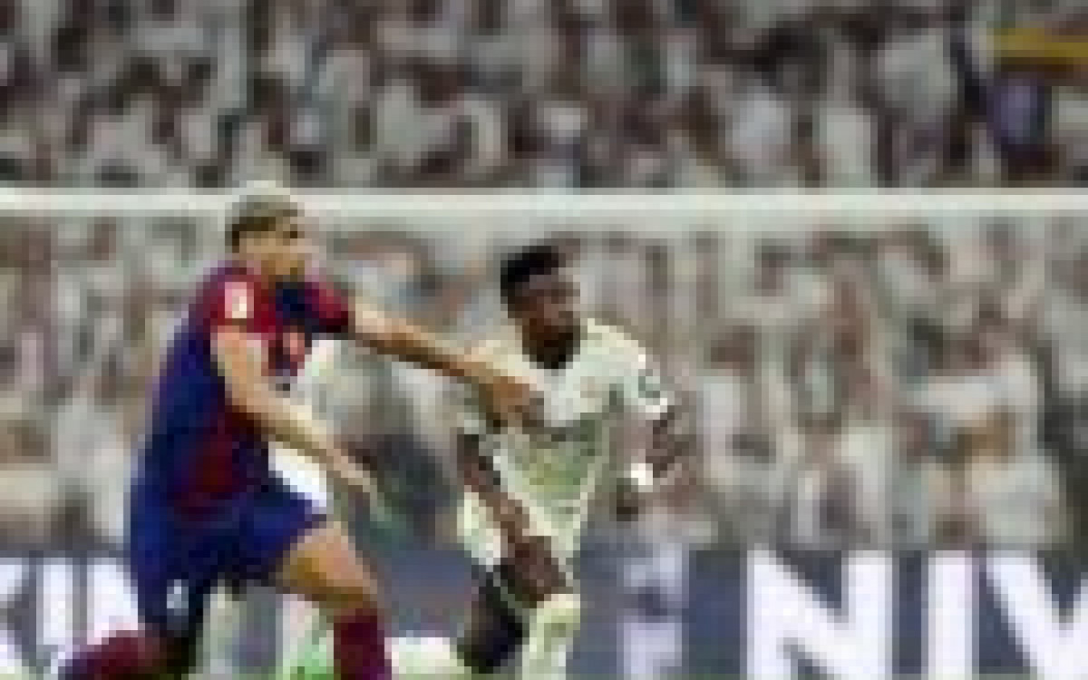 Barcelona's Uruguayan defender #04 Ronald Araujo (L) and Real Madrid's Brazilian forward #07 Vinicius Junior vie for the ball during the Spanish league football match between Real Madrid CF and FC Barcelona at the Santiago Bernabeu stadium in Madrid on April 21, 2024. (Photo by OSCAR DEL POZO / AFP) (Photo by OSCAR DEL POZO/AFP via Getty Images)