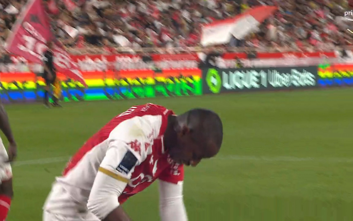 Ao contrário dos companheiros de Mônaco, Mohamed Camara tampou mensagem contra a homofobia na manga e na frente da camisa