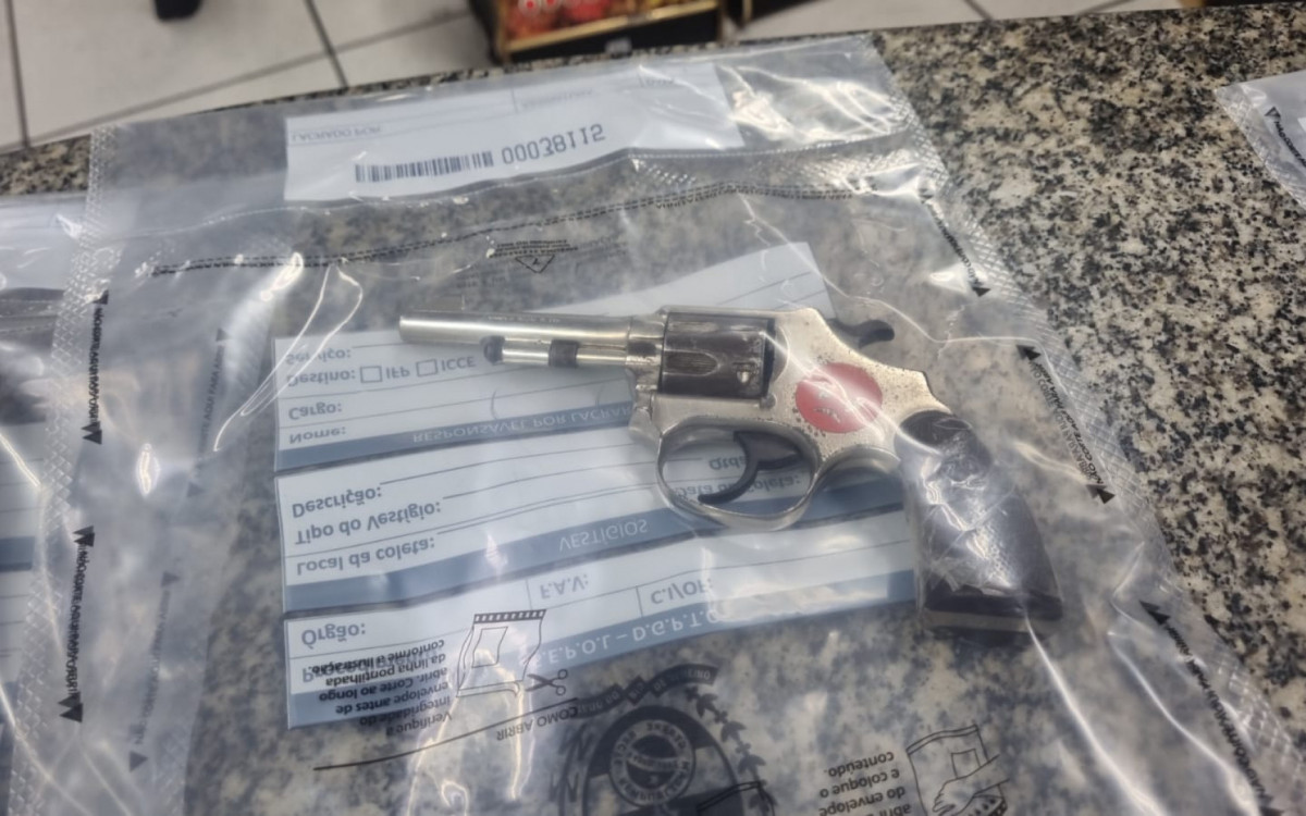 PMs apreenderam um revólver com os bandidos