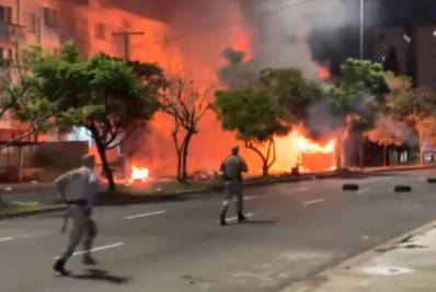 Ônibus são incendiados durante manifestação em Porto Alegre; cidade ainda tem bairros alagados