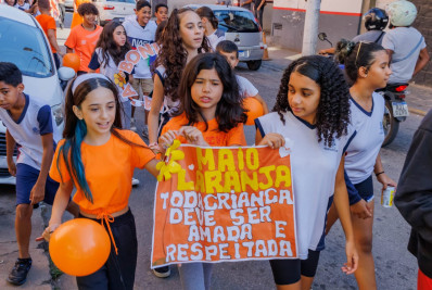 Maio Laranja: Alunos do Beatriz Silva promovem caminhada em defesa das crianças e adolescentes