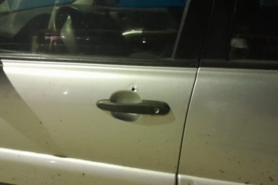 Entregador tem moto roubada no Peró, em Cabo Frio; carro estacionado foi atingido por tiros durante crime