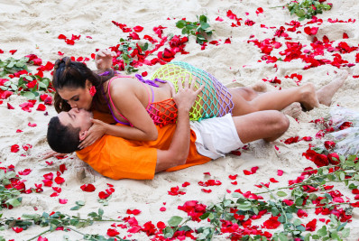 Lexa grava clipe com participação do noivo, Ricardo Vianna, em praia no Rio