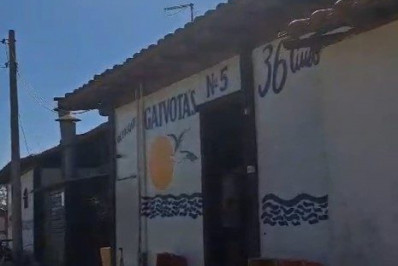 Quiosques na Praia das Conchas, em Cabo Frio, reabrem irregularmente, segundo denúncia