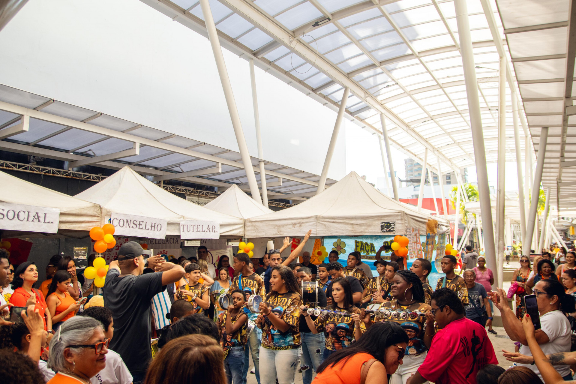 A Ong Raydi, da ex-rainha de bateria da Beija-Flor, Rayssa, participou com sua bateria, formada por crianças e adolescentes que têm aulas de instrumentos musicais gratuitamente. O som empolgou a plateia - Giulia Nascimento / PMN