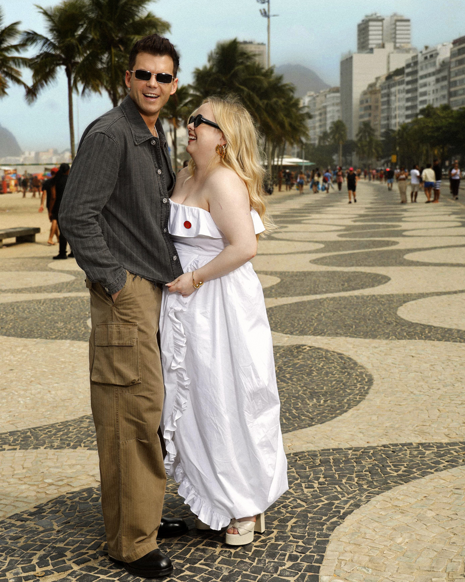 Nicola Coughlan e Luke Newton curtem passeio na Zona Sul do Rio - Marcos Serra Lima / Netflix 